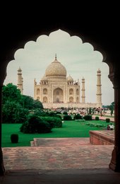 Agra;-Architecture;-Dome;-Framing;-Garden;-India;-Kaleidos;-Kaleidos-images;-La-parole-à-limage;-Lawn;-Mausoleum;-Minarets;-Mughal;-Multifoil-arch;-Mumtaz-Mahal;-Shah-Jahan;-Stories-Pictures;-Taj-Mahal;-Tarek-Charara;-UNESCO;-Uttar-Pradesh;-World-Heritage